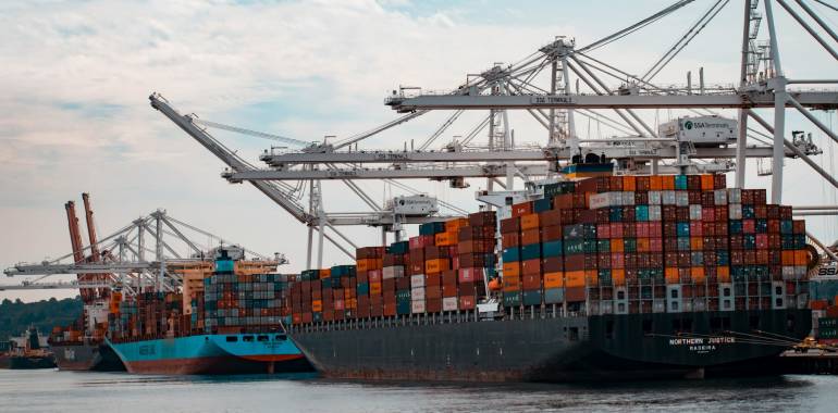 Global shipping cargo vessel image 770x380